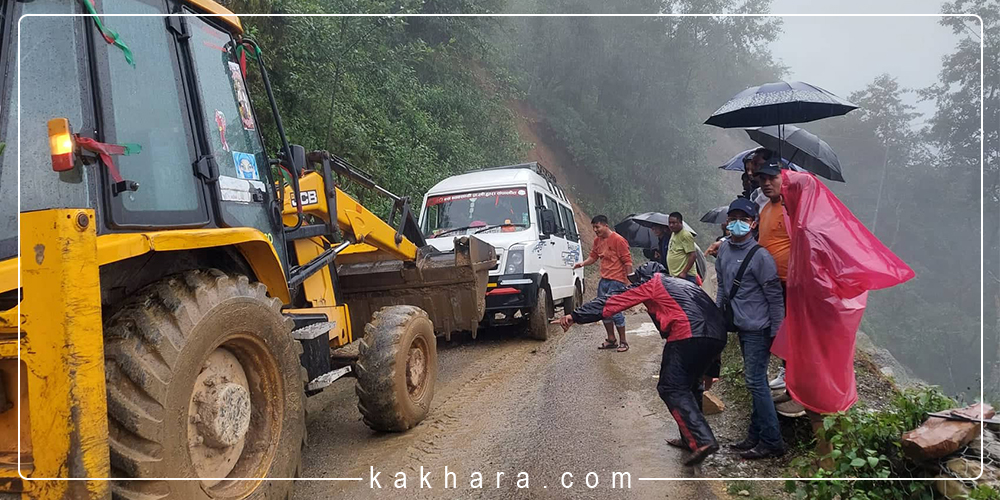 राप्ती लोकमार्गमा जोखिमपूर्ण यात्रा 